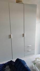 Armadio bianco e color legno chiaro