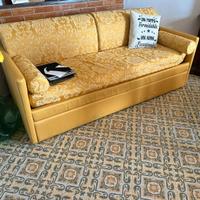 Divano con doppio letto singolo.