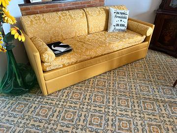 Divano con doppio letto singolo.