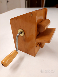 Grattuggia vintage per il pane marca LARIANA