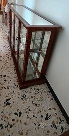 Elegante Vetrinetta Bassa in Legno e Vetro con Rip