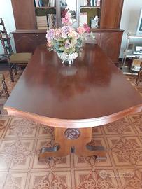 Tavolo in legno con 6 sedie