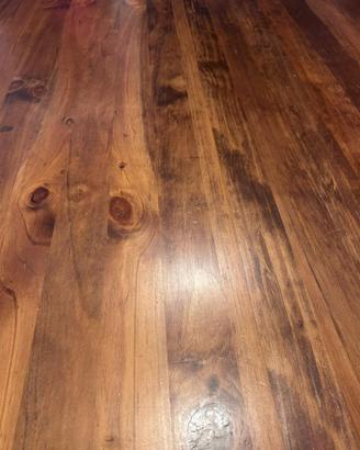 Tavolo in legno e sedie