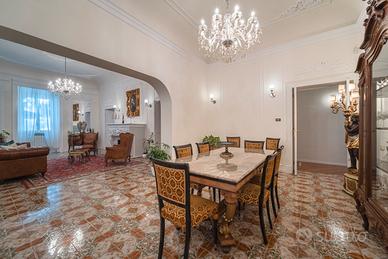 Tavolo stile impero con 8 poltroncine