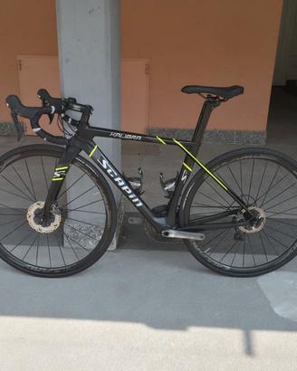 Bici da corsa in carbonio con freni a disco