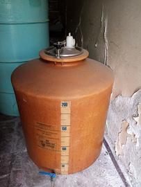 contenitore in vetroresina per mosto usata