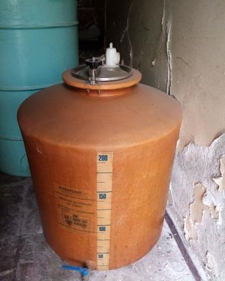 contenitore in vetroresina per mosto usata