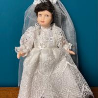 Bambola in porcellana con abito da sposa