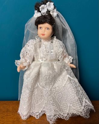Bambola in porcellana con abito da sposa