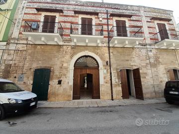 Casa indipendente con locali a strada e giardino