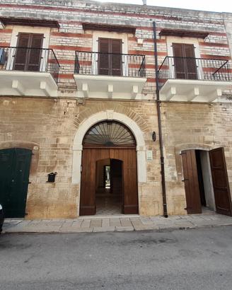 Casa indipendente con locali a strada e giardino