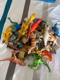 mix di animali e dinosauri