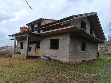 Villa in costruzione con terreno
