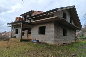 Villa in costruzione con terreno
