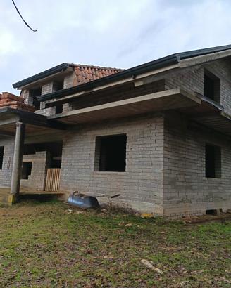 Villa in costruzione con terreno