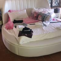 Camera in pelle con letto rotondo