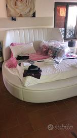 Camera in pelle con letto rotondo