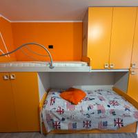 Letto a castello con armadio e letto estraibile