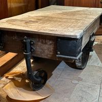 Tavolo basso stile industriale