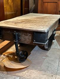 Tavolo basso stile industriale