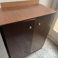 Mobiletto in legno con ripiani