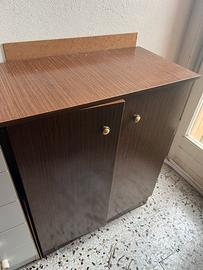 Mobiletto in legno con ripiani