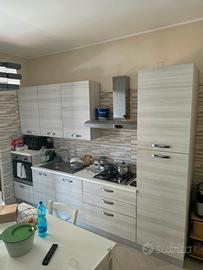 Cucina completa di elettrodomestici