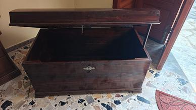 Antica Cassapanca in Legno Massello Bombata