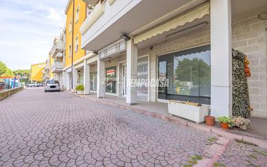 Locale Commerciale a Porto Recanati 4 locali