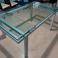 Tavolo allungabile in cristallo e acciaio