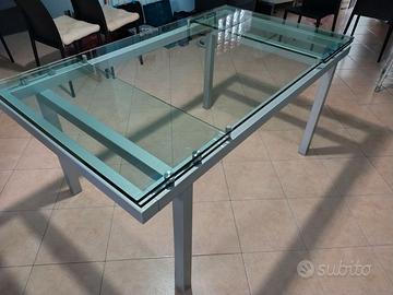 Tavolo allungabile in cristallo e acciaio