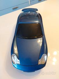 macchina sportiva con radio