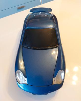 macchina sportiva con radio