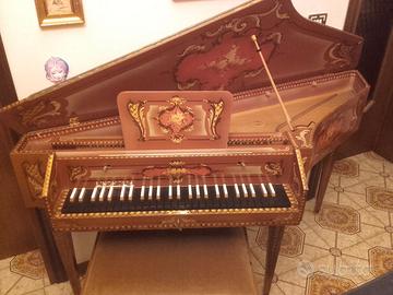 Spinetta Lindholm decorata a mano.