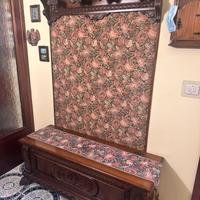 Cassapanca con schienale e cappelliera in stile