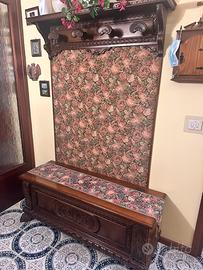 Cassapanca con schienale e cappelliera in stile