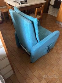 Poltrona con ruote regolabile elettricamente