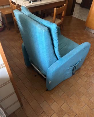 Poltrona con ruote regolabile elettricamente