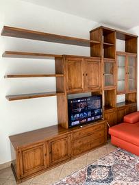 Mobile in legno con libreria e vetrine
