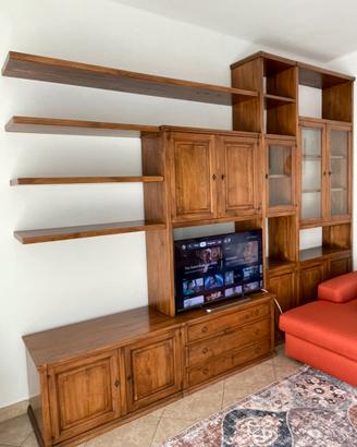 Mobile in legno con libreria e vetrine