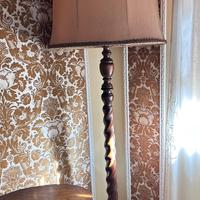 Lampada da terra in legno stile classico