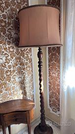 Lampada da terra in legno stile classico