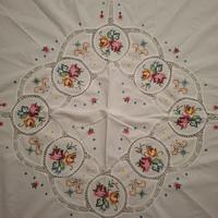 Tovaglia Circolare Finemente Ricamata