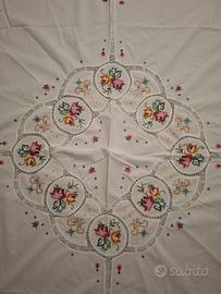 Tovaglia Circolare Finemente Ricamata