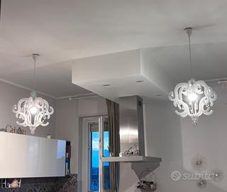 2 lampadari stilizzati in plexiglass
