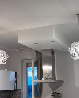 2 lampadari stilizzati in plexiglass