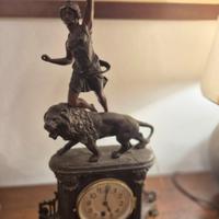 orologio con statua in bronzo.