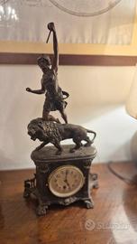 orologio con statua in bronzo.