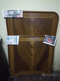 Testata e pediera letto in metallo decorato.