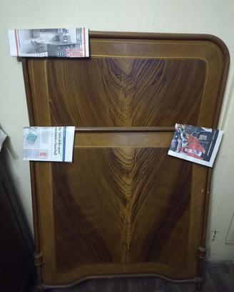 Testata e pediera letto in metallo decorato.